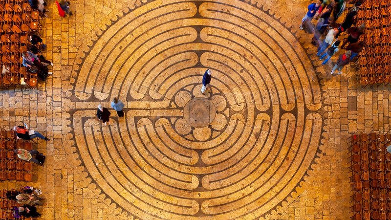 Maze pattern on floor of Chartres cathedral 