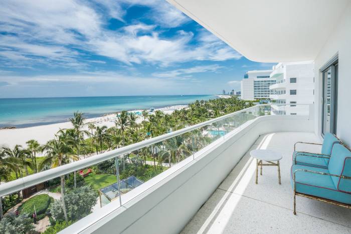 balcony hotel suite overlooking the ocean