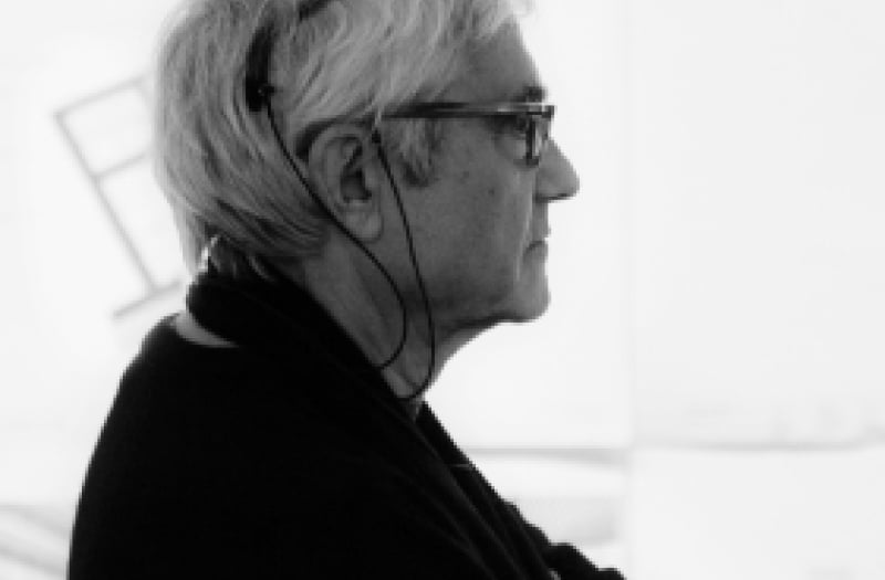 Rafael Viñoly listening to someone speak
