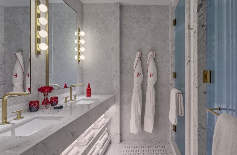 Deluxe King Room Bathroom            