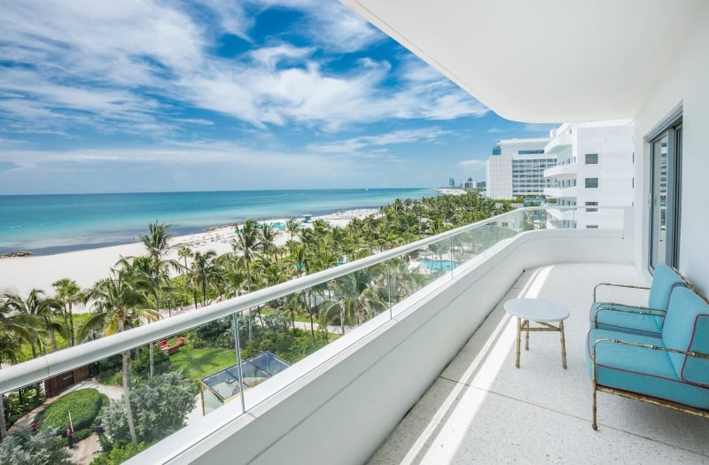 balcony hotel suite overlooking the ocean