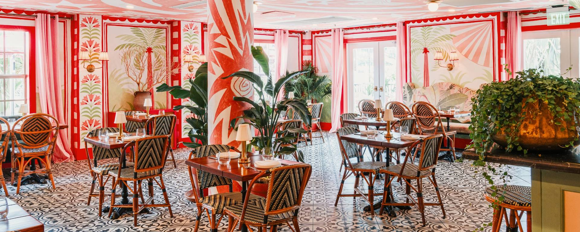 Campo interior dining room