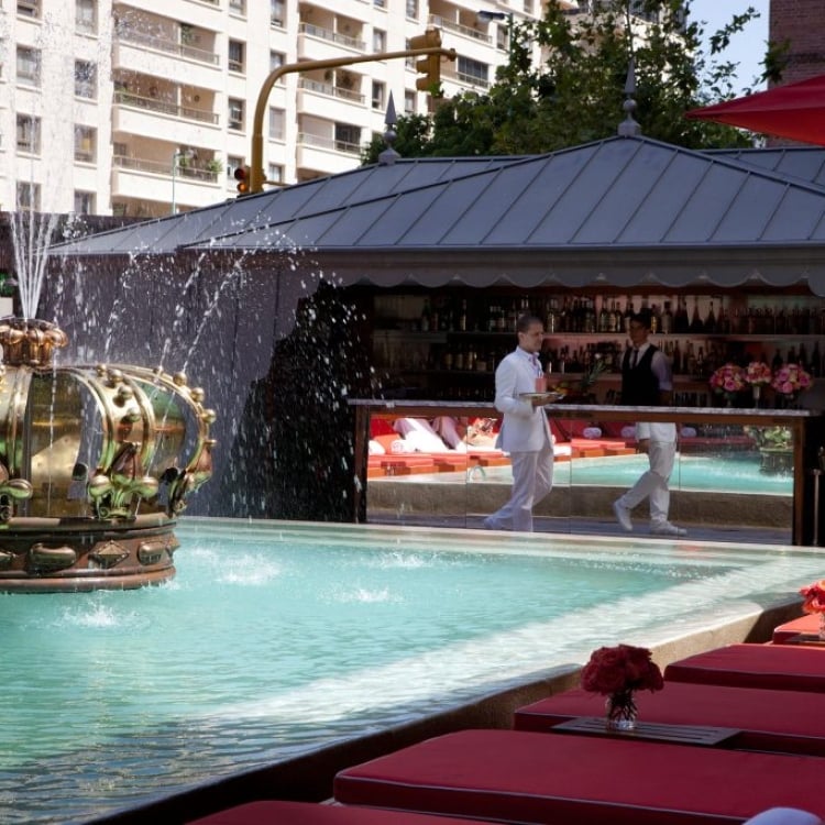 pool bar and crown shaped water fountain