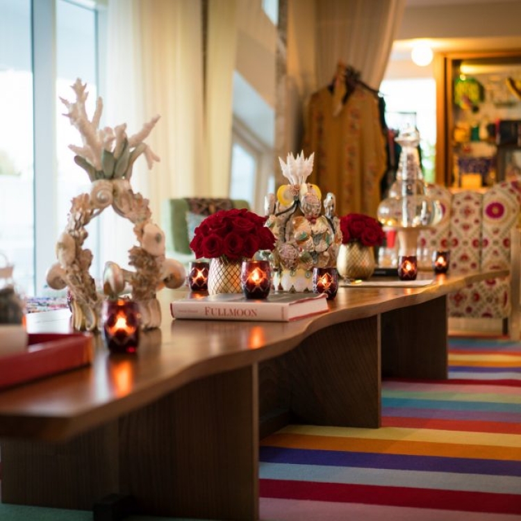 candles, vases, and flowers sit on long table