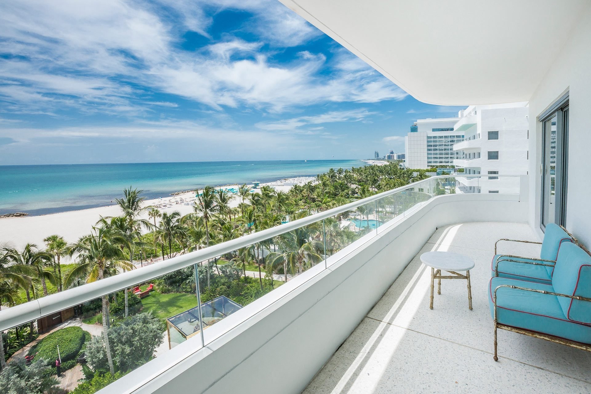 balcony hotel suite overlooking the ocean