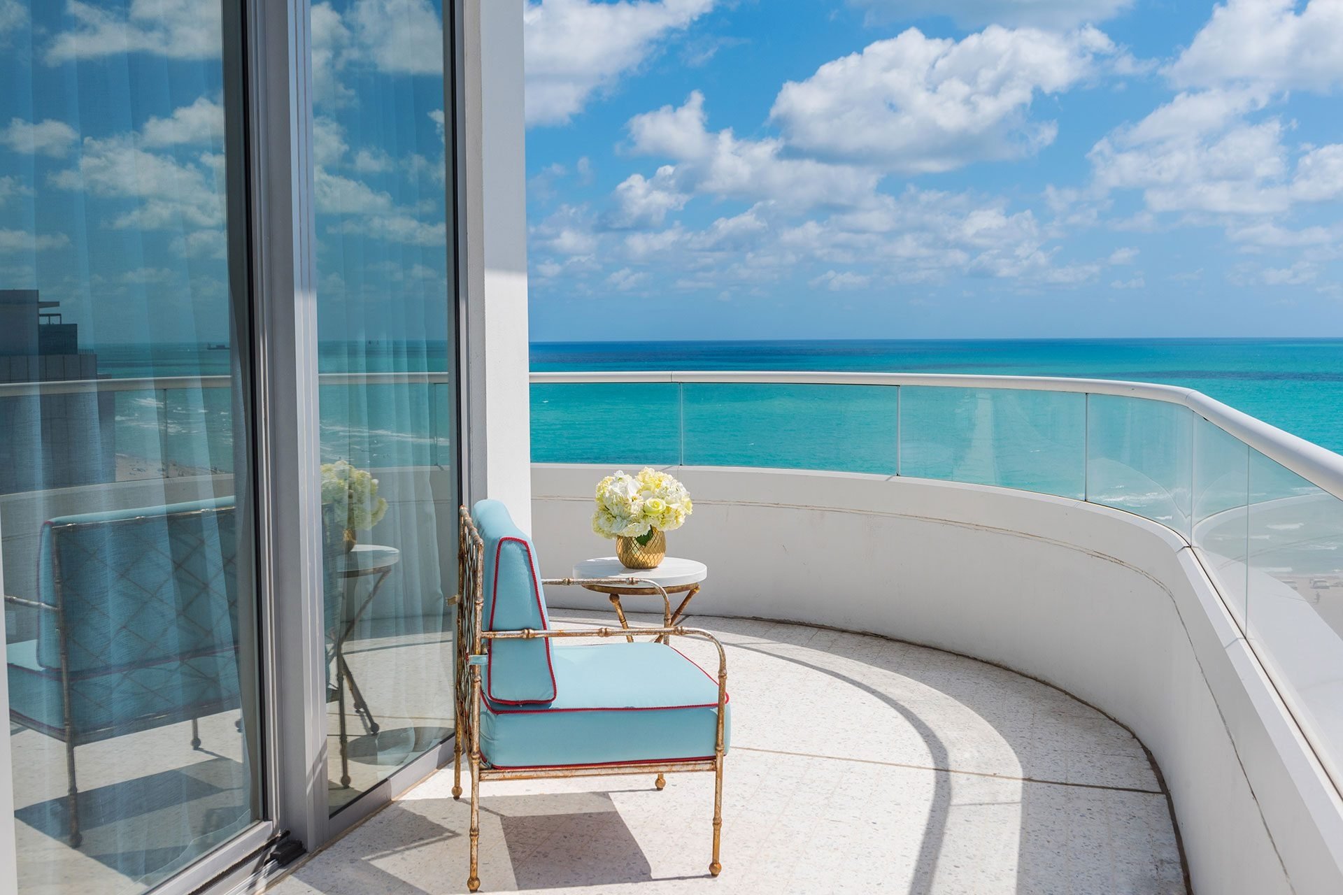 balcony hotel suite overlooking the ocean