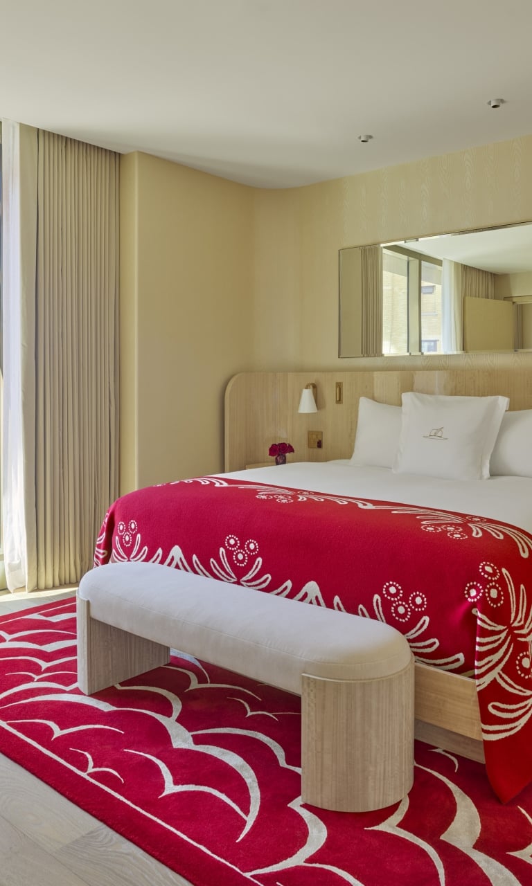 Deluxe One-Bedroom Suite Mobility Accessible, Roll-in Shower