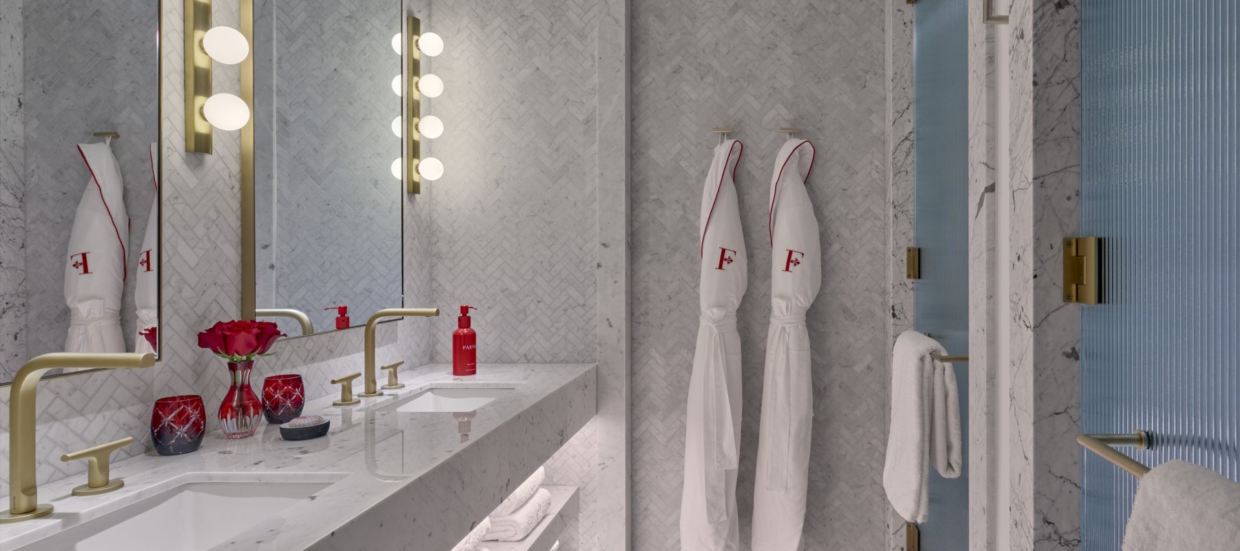 Deluxe King Room Bathroom            