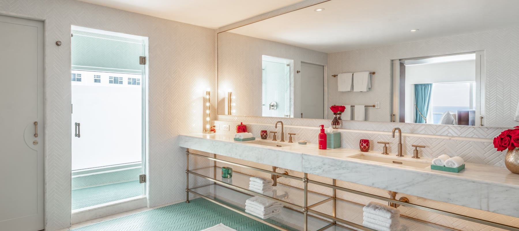 Premier Oceanfront Corner Jr. Suite Bathroom v1