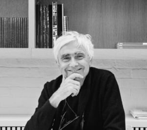 Rafael Viñoly sitting with his hand on his chin