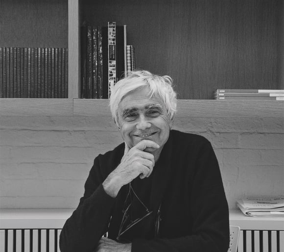 Rafael Viñoly sitting with his hand on his chin