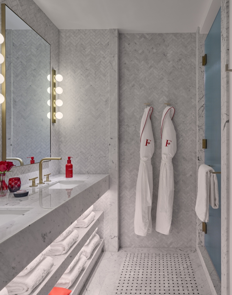 Deluxe King Room Bathroom            