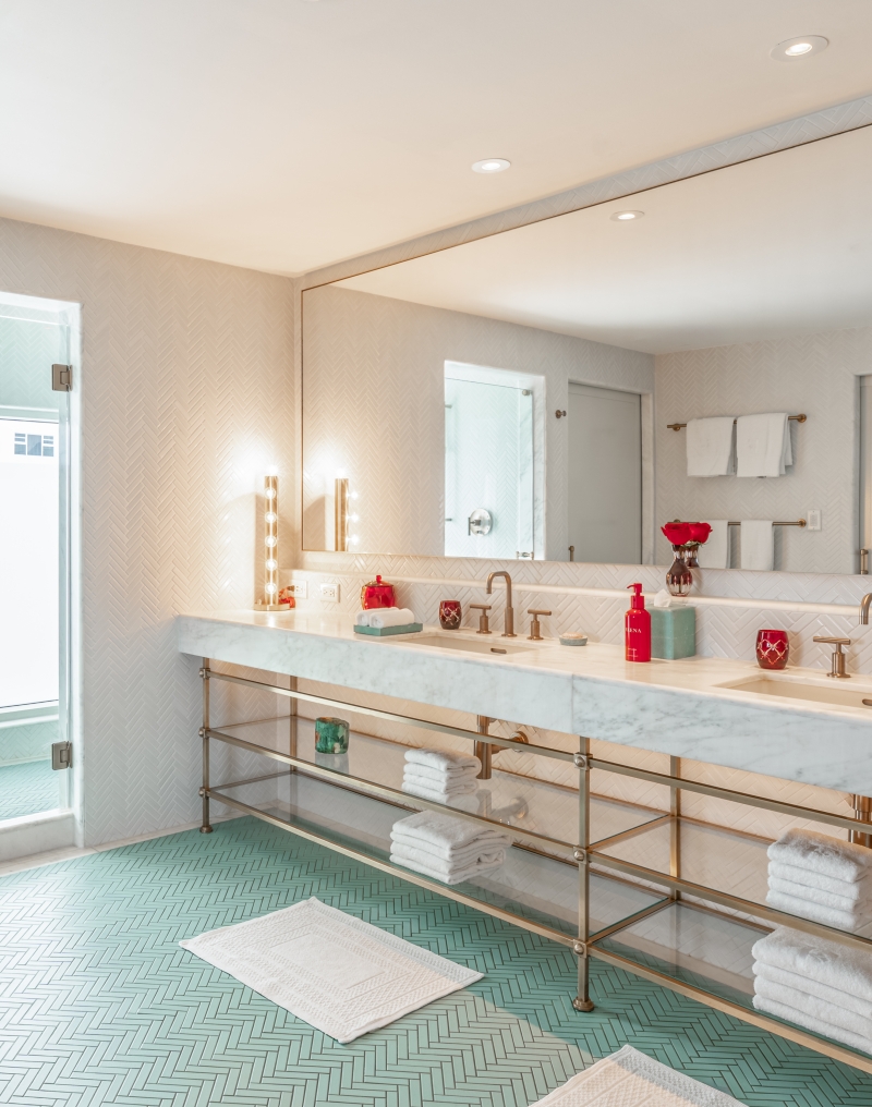 Premier Oceanfront Corner Jr. Suite Bathroom v1