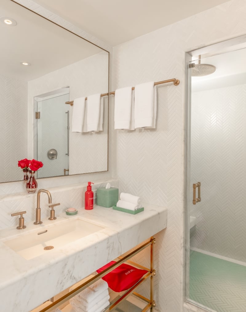 Partial Ocean View Queen/Queen Junior Suite Bathroom