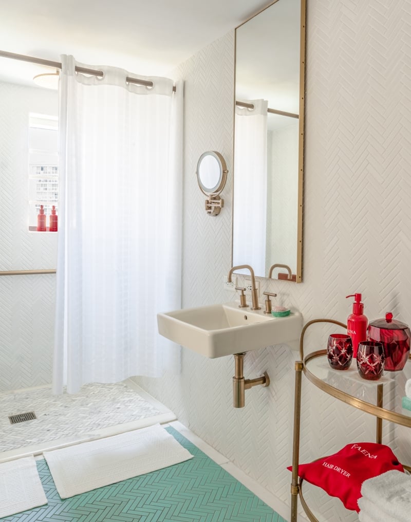 Mobility Bay View Room Bathroom