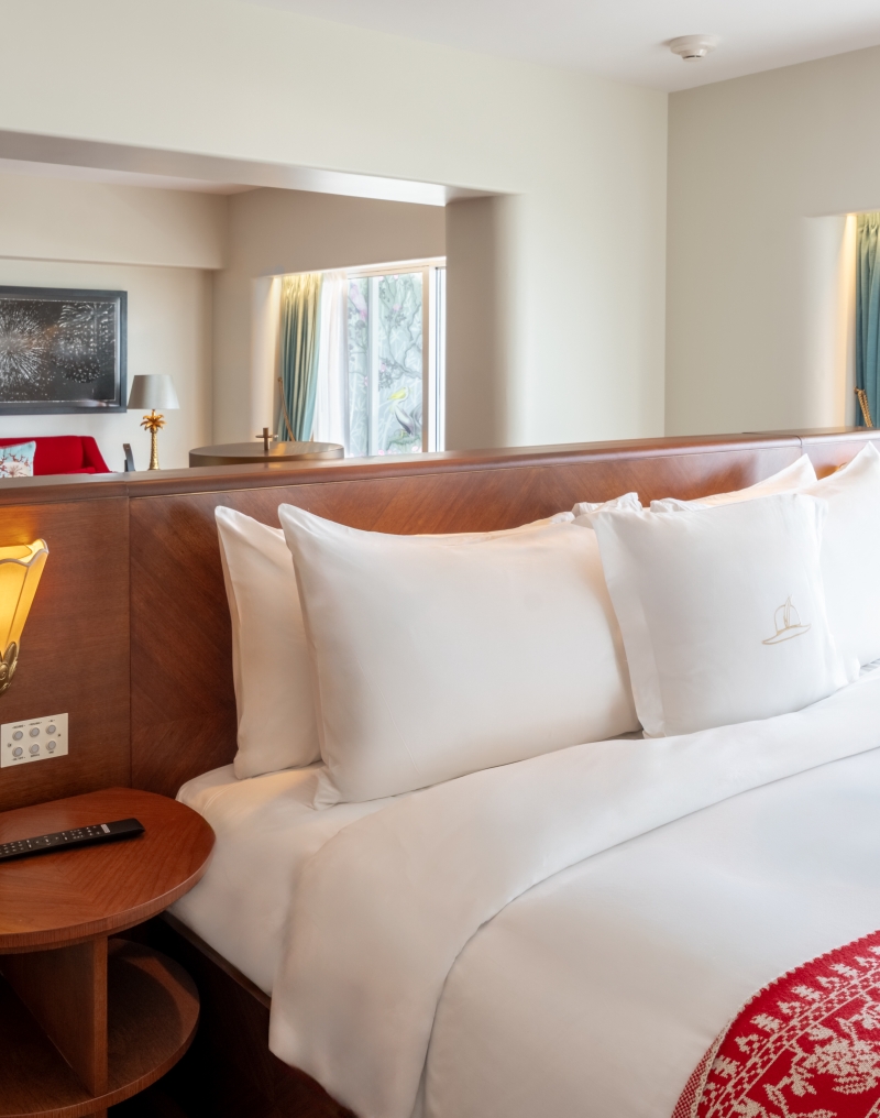 Premier Oceanfront Corner Jr. Suite Bed v2