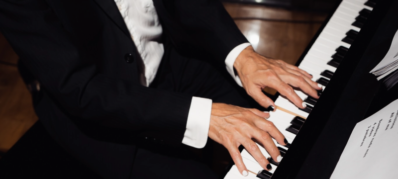 hands playing the piano 