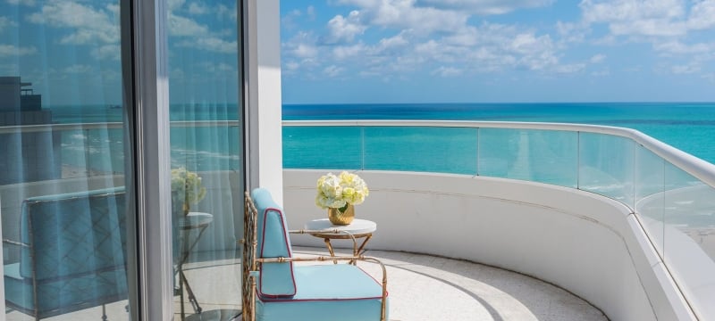balcony hotel suite overlooking the ocean